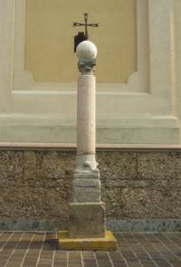 Colonna votiva di Piazza Roma - By Comune di Brugherio Digital Archives - via Wikimedia Commons