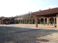 Cascina Sant'Ambrogio (cortile interno) - By MarkusMark - via Wikimedia Commons