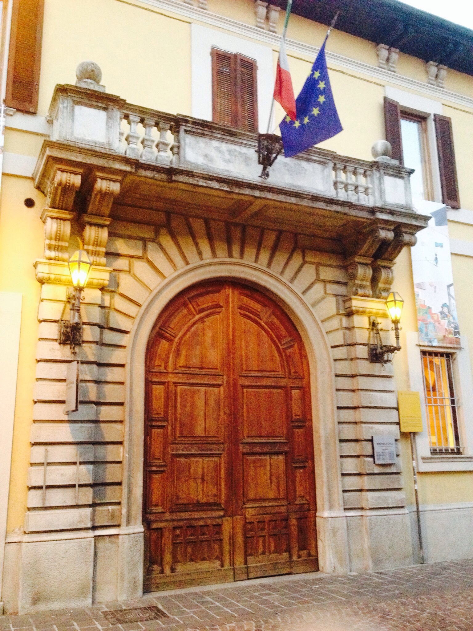Palazzo Ghirlanda Silva (portone) - By Andrea Dog (Own work) - via Wikimedia Commons